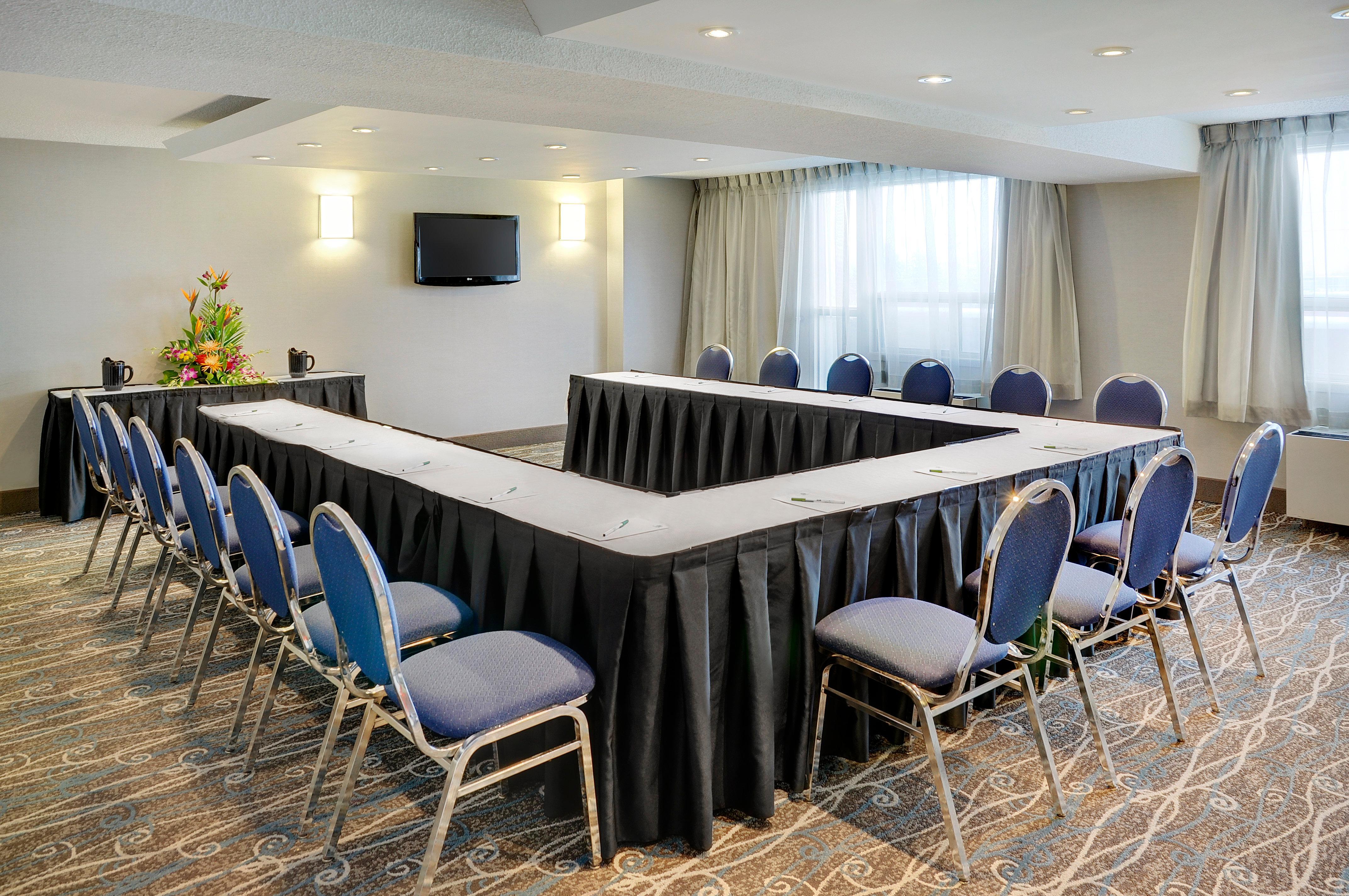 Holiday Inn Hotel & Suites London By Ihg Exterior photo