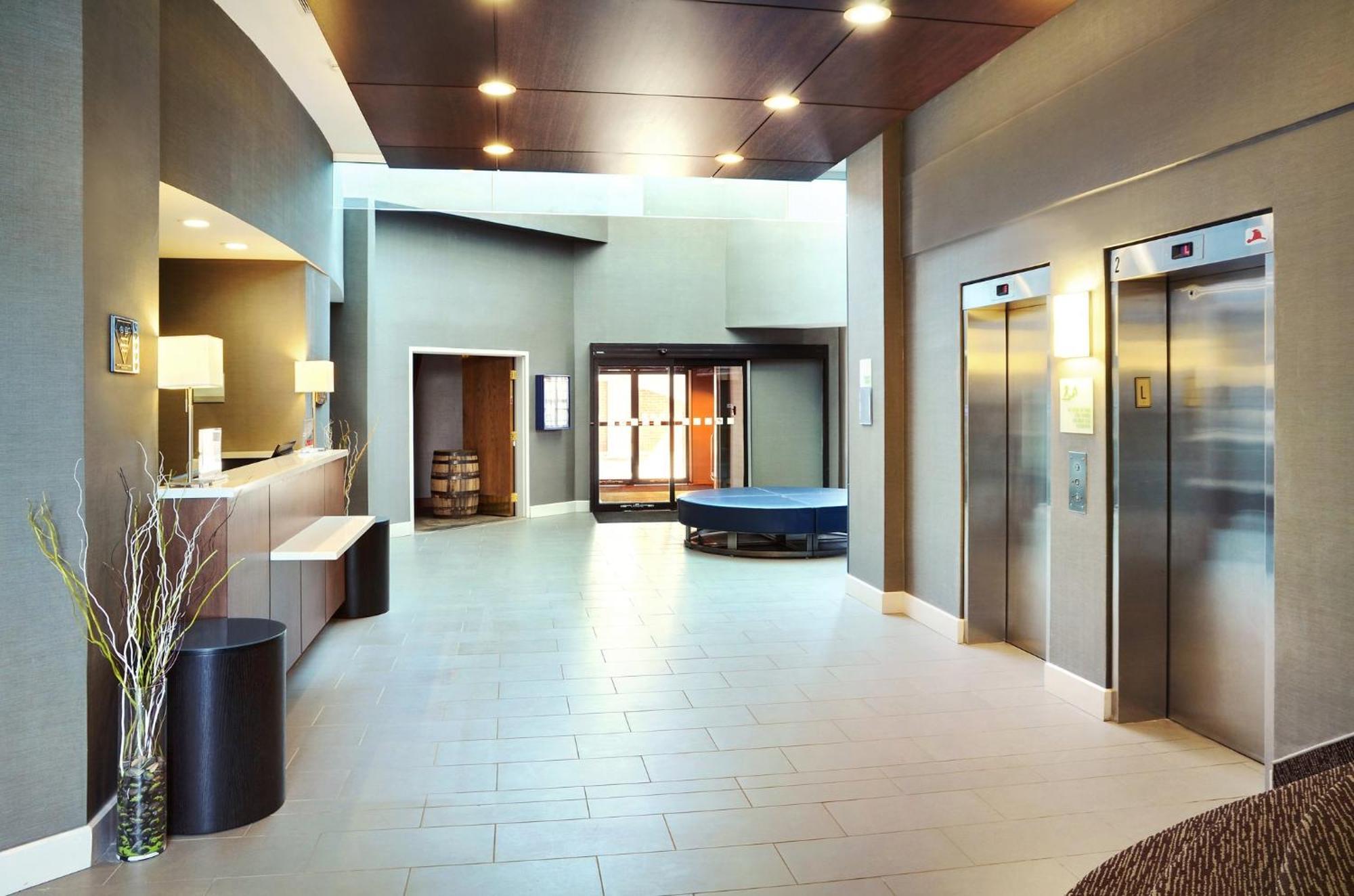 Holiday Inn Hotel & Suites London By Ihg Exterior photo