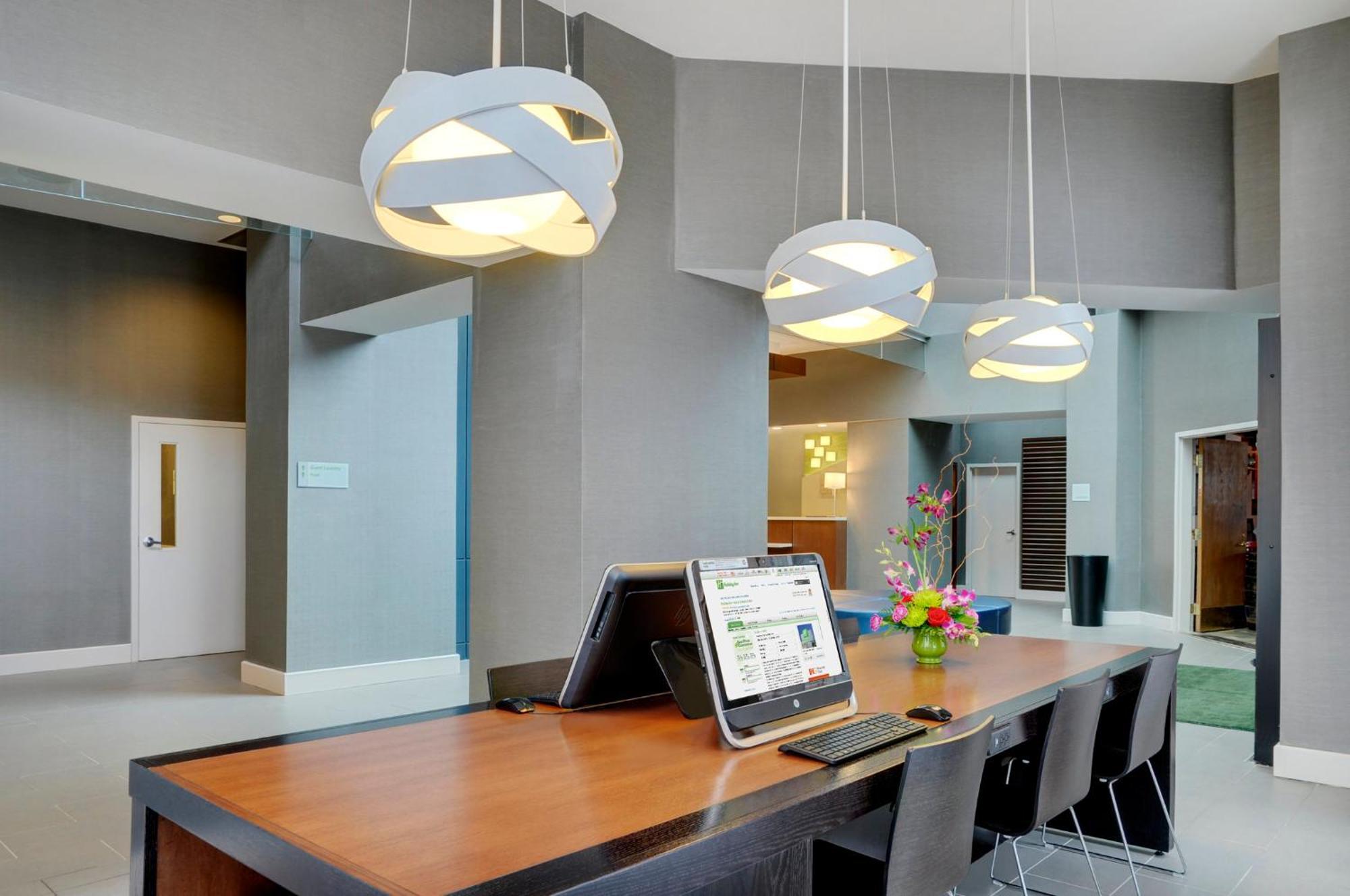 Holiday Inn Hotel & Suites London By Ihg Exterior photo